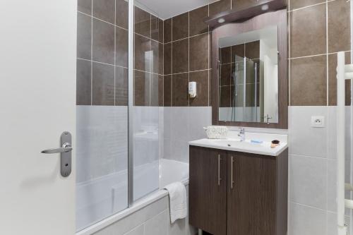 A bathroom at Aparthotel Adagio Access Poitiers