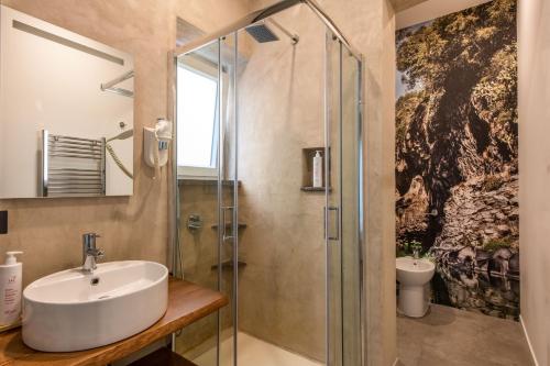 een badkamer met een wastafel en een douche bij Villena Plaza in Palermo