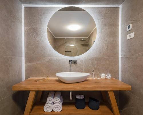 bagno con lavandino e specchio di Villa Schola a Brsečine
