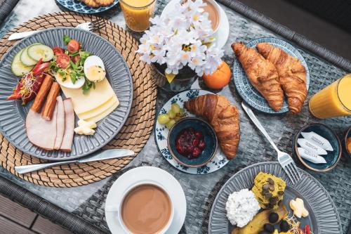 einen Tisch mit Speisen, Croissants und Kaffee in der Unterkunft Home Sweet Home in Krakau