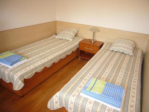 コウォブジェクにあるApartamenty Zielone Tarasyのナイトスタンド付きの客室で、ツインベッド2台が備わります。