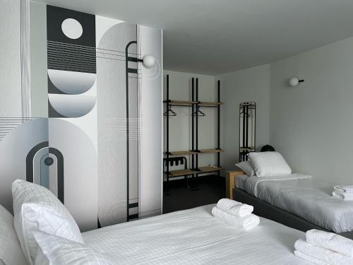 Giường trong phòng chung tại Hotel National Antwerp