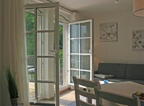 ein Wohnzimmer mit einer Couch und einem Tisch in der Unterkunft Haus Meeresblick - Ferienwohnung Am Strand (Ref. 128682u2) in Baabe