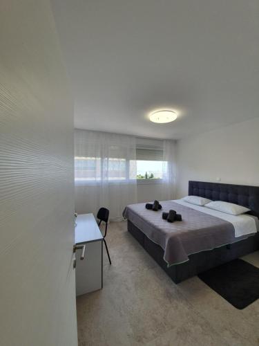 - une chambre avec un lit et un bureau dans l'établissement Apartman MNA, à Split