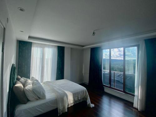 Letto o letti in una camera di Wonderful Villa Airport 5 minutes