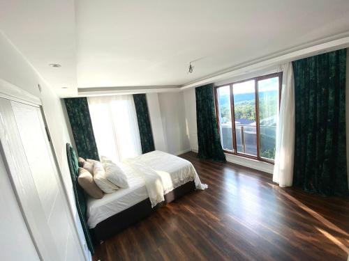 Letto o letti in una camera di Wonderful Villa Airport 5 minutes