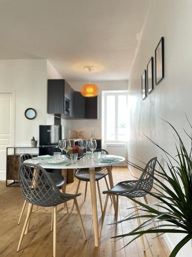 une salle à manger avec une table et des chaises dans l'établissement LE LOTUS BLEU - WIFI - NETFLIX, à Angoulême