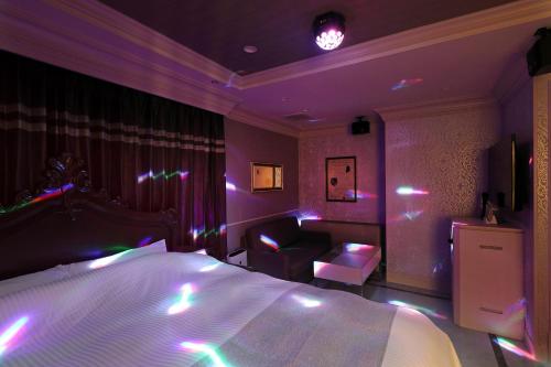 Una cama o camas en una habitación de ホテルバースデー岐阜西店 HOTEL Birthday GifuWest
