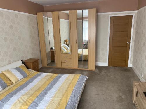 Een bed of bedden in een kamer bij Hereward