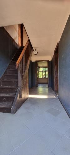 un corridoio vuoto con scale in una casa di BRAŠĻU MĀJA a Pāvilosta