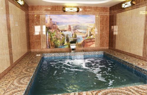 Birobidzhan的住宿－比拉酒店，画室里一个大水池