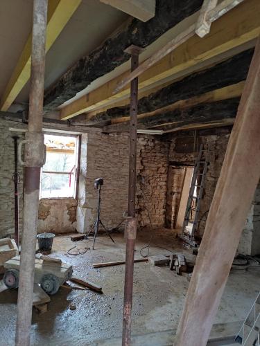 an unfinished room with a camera in a building at Gîte et Chambres d'hôtes Les Terrasses de Gaumier in Gaumiers