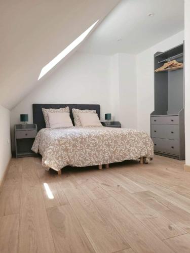 um quarto com uma cama e duas cómoda em Gîte Emeraude em Bergheim