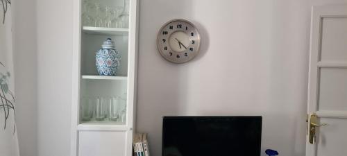 un reloj en una pared junto a una TV en calle toro, en Zamora