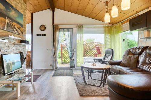 a living room with a couch and a table at Tide in Simonsberg
