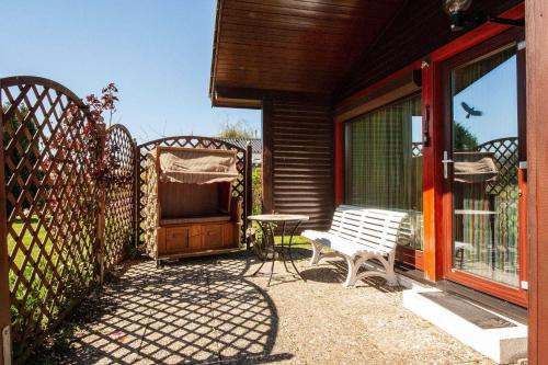 un banc assis sur une terrasse à côté d'une clôture dans l'établissement Tide, à Simonsberg