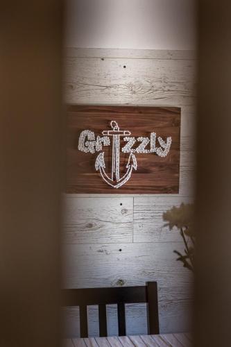 a wooden wall with a sign that says crab claw at Splav-apartman Grizzly in Gaočići