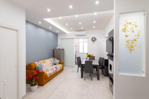 un soggiorno con un divano e un tavolo di LA DIMORA E IL REDENTORE a Bari