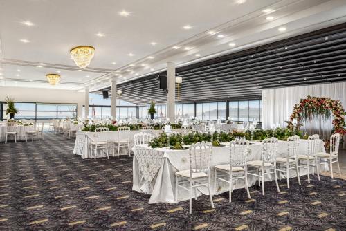 サムスンにあるRamada Plaza by Wyndham Samsunの白いテーブルと白い椅子のある宴会場