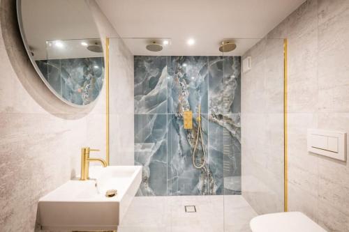 Ванная комната в Glen Wynne Apartment Lovely Central Pet Friendly - FREE off-site Health Club access with Pool, Sauna, Steam Room & Gym Short 5 Minute Drive Away