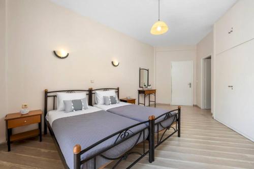 um quarto com uma cama grande num quarto em Aristo Apartment by Estia em Benitses