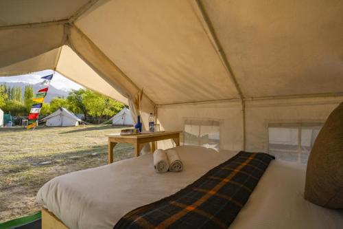 En eller flere senge i et værelse på Bikamp Camp Leh Ladakh