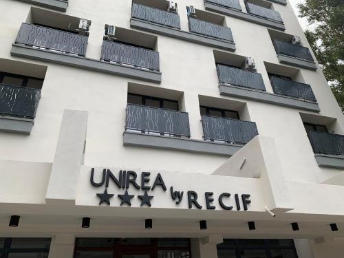 um edifício com um sinal que diz ultra-naufrágio em Hotel Unirea em Mamaia