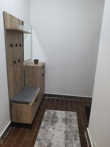 vestidor con banco y espejo en Darin, en Budva