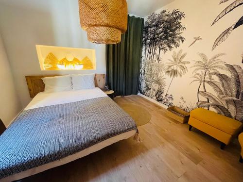 Un dormitorio con una cama y una pared con plantas. en Casa del Palmar loft, en Valencia
