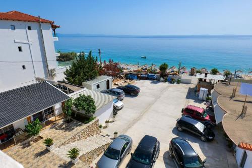 O vedere generală la mare sau o vedere la mare
luată din acest apartament