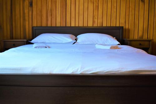 Una cama o camas en una habitación de Srna Chalet