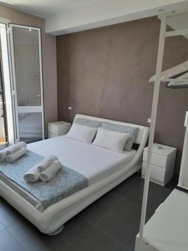 a bedroom with a bed with two towels on it at Maison Ane Marie in Avola