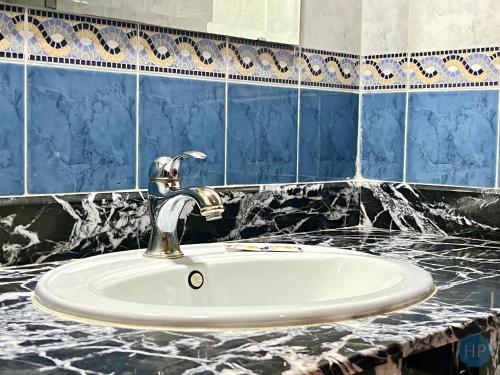 Ett badrum på Hôtel Plaisance