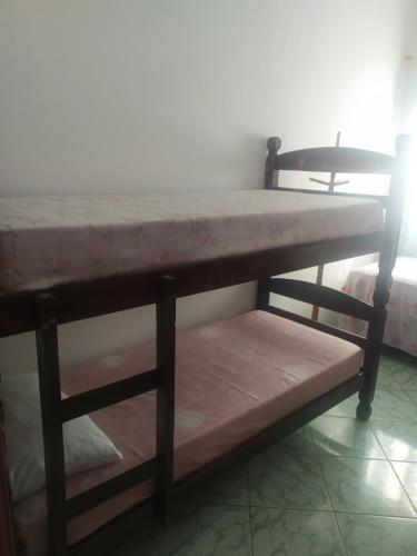 a pair of bunk beds in a room at Quarto Triplo Solteiro in Barueri