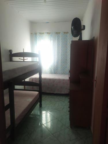 um quarto com uma janela com uma cama e uma cama sidx sidx em Quarto Triplo Solteiro em Barueri