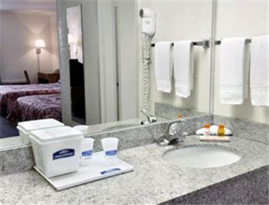 baño con lavabo en una habitación de hotel en Howard Johnson by Wyndham Commerce GA, en Commerce