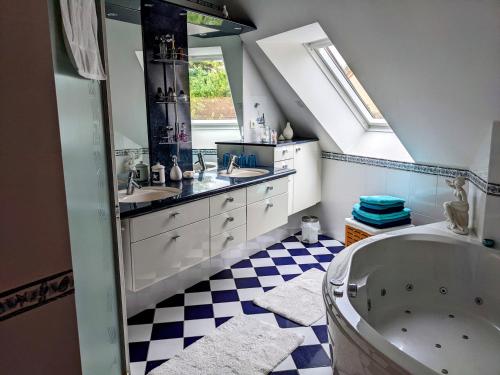La salle de bains est pourvue d'un lavabo et d'une baignoire. dans l'établissement Les Hautes Marnes Proche circuit, à Saint-Gervais en-Belin