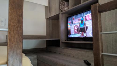 TV a/nebo společenská místnost v ubytování Apartment near the lake IFIGENEIA