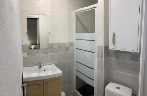Kúpeľňa v ubytovaní Appartement avec terrasse au cœur de Carcassonne - Serviettes Draps Ménage inclus