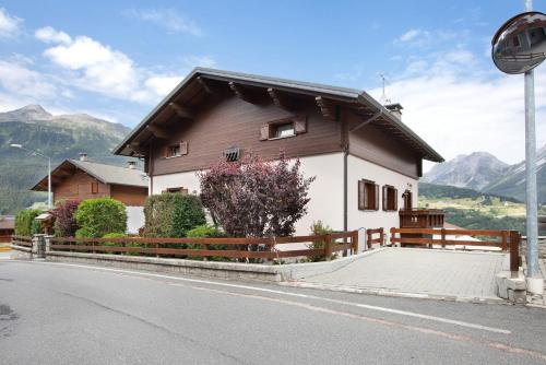 a house on the side of a road at Casa Grafa Bormio in Valdisotto