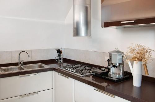 Una cocina o cocineta en Thari House Como Lake