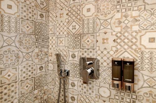 Un baño de Thari House Como Lake
