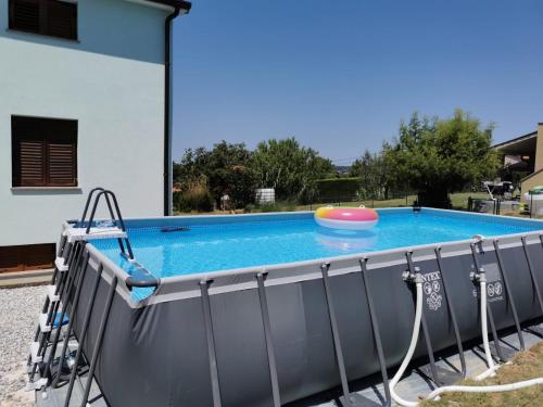 ein Schwimmbad mit Frisbee darüber in der Unterkunft Sea View Istrian Countryside Apartment - ROTA in Dragonja