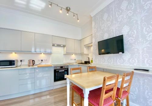 York City Center Apartments with Free Private Parkingにあるキッチンまたは簡易キッチン