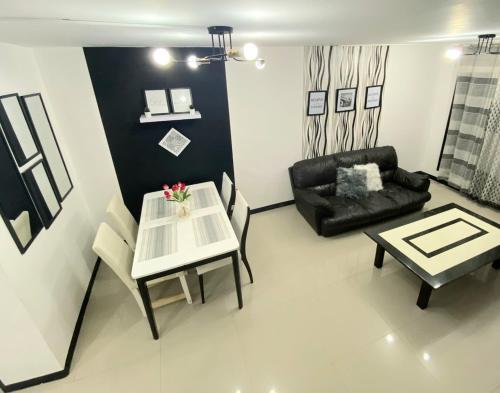 Un lugar para sentarse en Balcony & 2BR TownHouse - near Clark Airport & Aqua Planet - TRP2