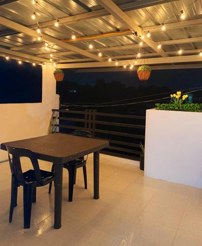 Un balcón o terraza en Balcony & 2BR TownHouse - near Clark Airport & Aqua Planet - TRP2