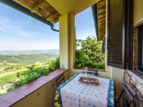 a table on a balcony with a view of the mountains at Podere del mezzadro in Contignano