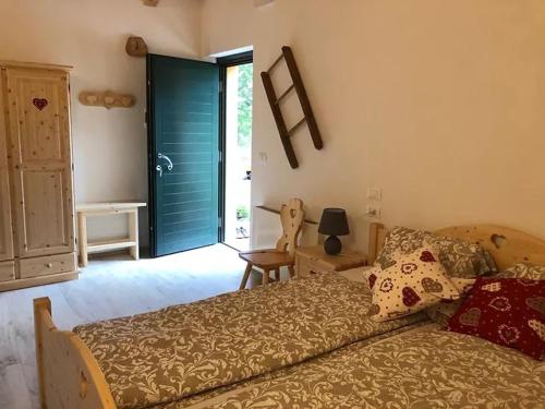 - une chambre avec un lit et une porte coulissante en verre dans l'établissement Alloggio agrituristico Pociat, 