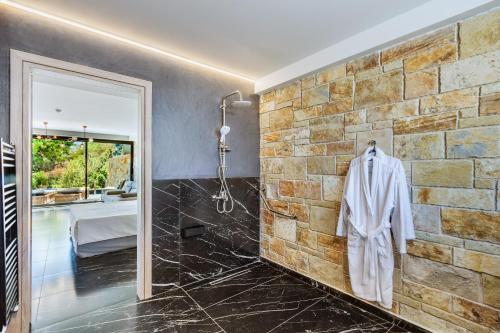 Kylpyhuone majoituspaikassa Ilvy Suites Sivota