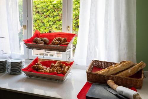 Hotel U Ricordu & Spa في ماسيناغو: ثلاث سلال من الخبز على طاولة بها نافذة